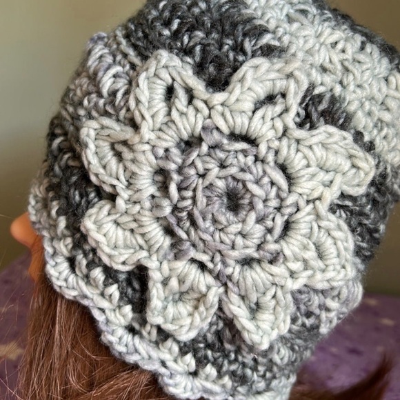 Crochet flower beanie single stand soft foam acrylic yarn medium - Picture 2 of 5